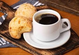 Ajuda para pagar o café com pão de queijo do aeroporto